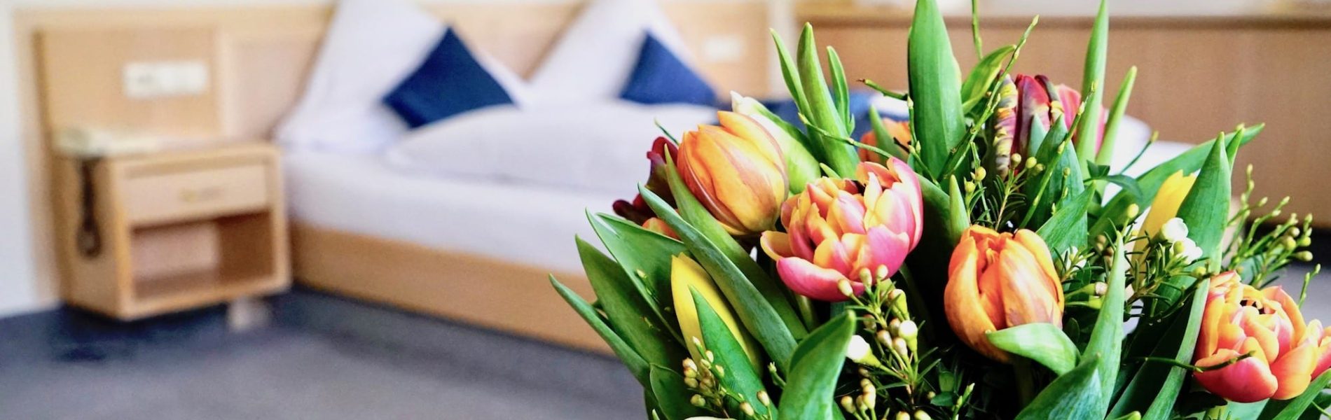 Blumenstrauß im Doppelzimmer Hotelzimmer
