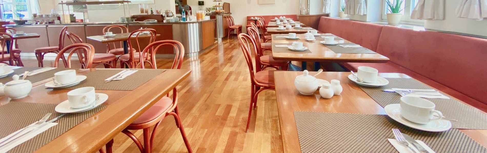 Frühstücksraum eingedeckt Hotelfrühstück